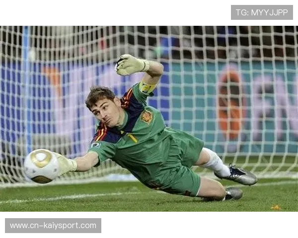 足球门将神手接住贴地爆射,点亮绿茵奇迹 足球门将神手接住贴地爆射,点亮绿茵奇迹
